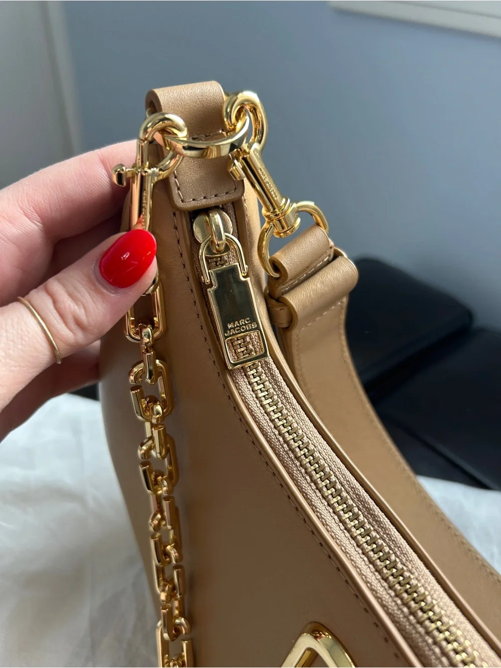 Marc Jacobs Tan Leather Shoulder Bag with Gold Chain - Picture 9 of 13